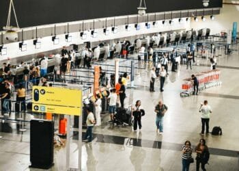 Número de goianos que deixam o Brasil cresce 202% em três anos e acende alerta sobre nova tendência migratória
