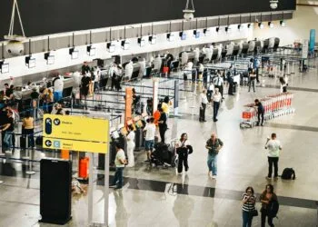 Número de goianos que deixam o Brasil cresce 202% em três anos e acende alerta sobre nova tendência migratória