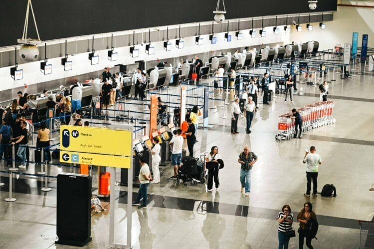 Número de goianos que deixam o Brasil cresce 202% em três anos e acende alerta sobre nova tendência migratória