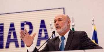 “Daniel Vilela não tem que provar nada”: Jakson Charles defende governador após ausência em debate