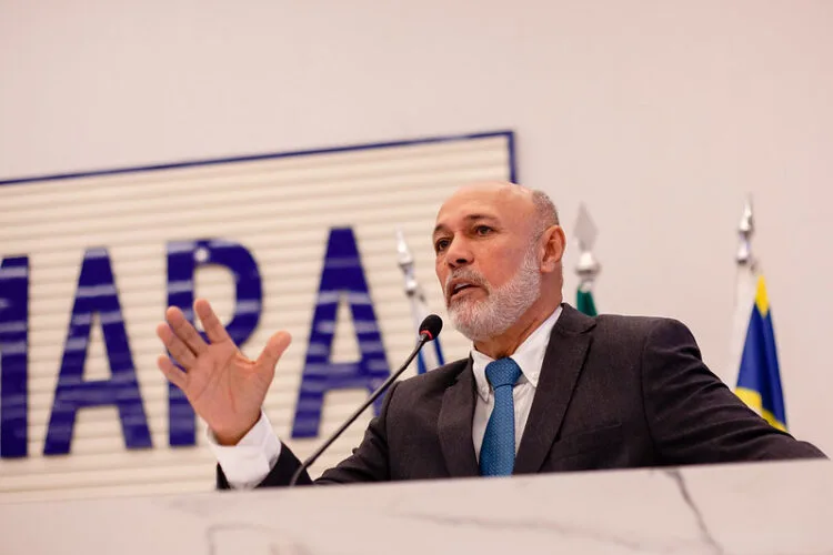 “Daniel Vilela não tem que provar nada”: Jakson Charles defende governador após ausência em debate
