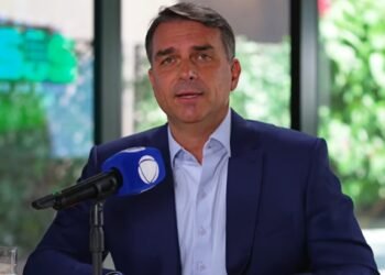 Flávio Bolsonaro promete “guerra” ao crime organizado, ajuste fiscal e mudanças no STF se eleito presidente