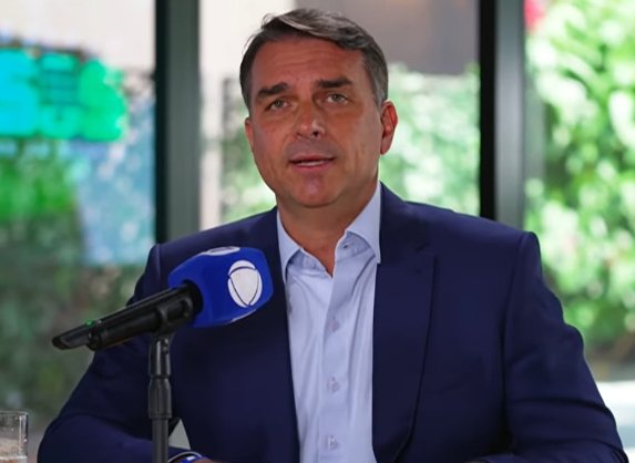 Flávio Bolsonaro promete “guerra” ao crime organizado, ajuste fiscal e mudanças no STF se eleito presidente