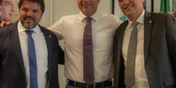 PL abre processo contra Márcio Corrêa, mas aceno de Flávio Bolsonaro expõe contradições no partido