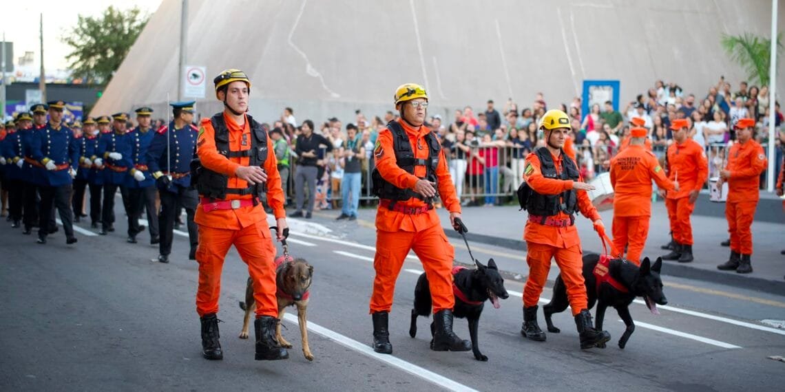 Com público de 8 mil pessoas, desfile cívico marca os 119 anos de Anápolis e reúne autoridades
