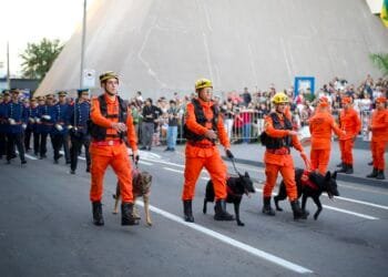 Com público de 8 mil pessoas, desfile cívico marca os 119 anos de Anápolis e reúne autoridades