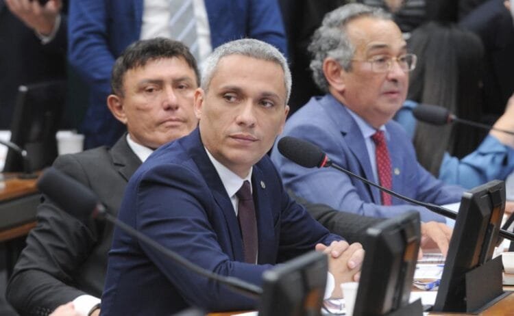 Reunião entre ministro da Justiça e advogado de Lulinha entra na mira do Líder da Minoria