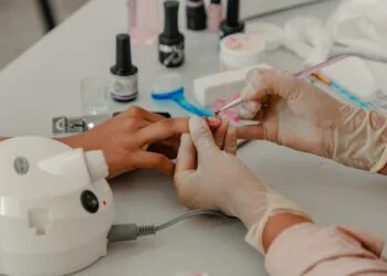 Curso gratuito de alongamento de unhas é oportunidade para nova fonte de renda; inscrições online se encerram na segunda (10)