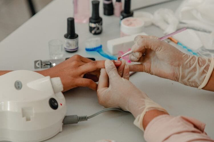 Curso gratuito de alongamento de unhas é oportunidade para nova fonte de renda; inscrições online se encerram na segunda (10)
