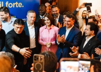 Flávio Bolsonaro reúne candidatos ao Senado e promete alinhar oposição para 2026Encontro do PL em Brasília reuniu postulantes de diferentes estados e partidos em torno de pautas como segurança, economia, saúde e educação