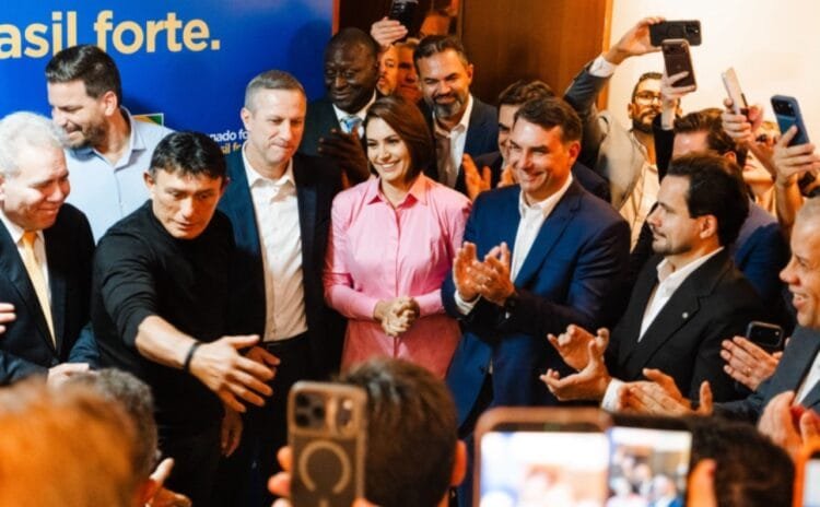 Flávio Bolsonaro reúne candidatos ao Senado e promete alinhar oposição para 2026