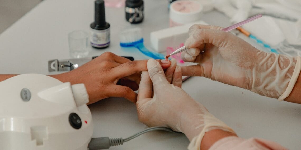 Cursos gratuitos de beleza serão lançados nesta segunda (24) com vagas em diversas áreas