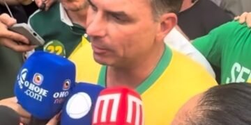 Flávio Bolsonaro acusa PT de espalhar “maior fake news da campanha” e cita participação de pessoas ligadas à CNBB