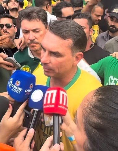 Flávio Bolsonaro acusa PT de espalhar “maior fake news da campanha” e cita participação de pessoas ligadas à CNBB