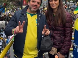 Márcio e Carla Corrêa participam de ato com Flávio Bolsonaro e Gustavo Gayer na Paulista