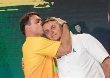 “Coração cheio de gratidão pela segunda chance que Deus deu a ele”: Flávio relembra oito anos da facada em Bolsonaro