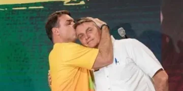 “Coração cheio de gratidão pela segunda chance que Deus deu a ele”: Flávio relembra oito anos da facada em Bolsonaro