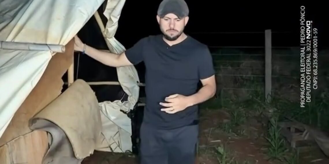 Pedro Pôncio entra em acampamento do MST e grava denúncia sobre condições de famílias