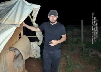 Pedro Pôncio entra em acampamento do MST e grava denúncia sobre condições de famílias