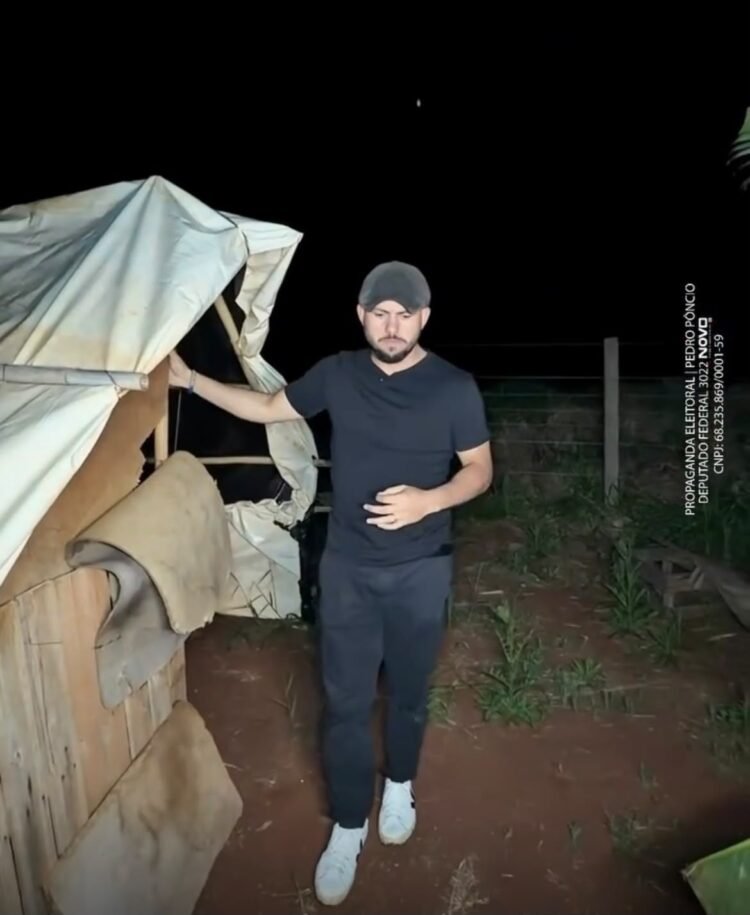 Pedro Pôncio entra em acampamento do MST e grava denúncia sobre condições de famílias
