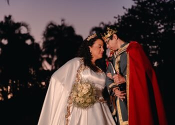 Casal de artistas transforma casamento em experiência medieval inspirada em fantasia e quadrinhos em Anápolis