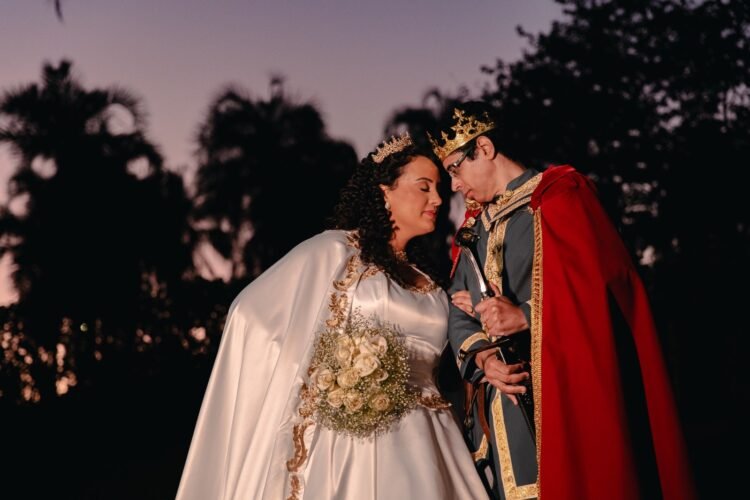 Casal de artistas transforma casamento em experiência medieval inspirada em fantasia e quadrinhos em Anápolis