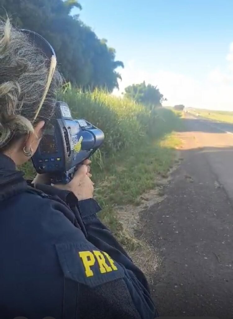 PRF flagra motorista a 205 km/h na BR-153; velocidade era quase o dobro do limite