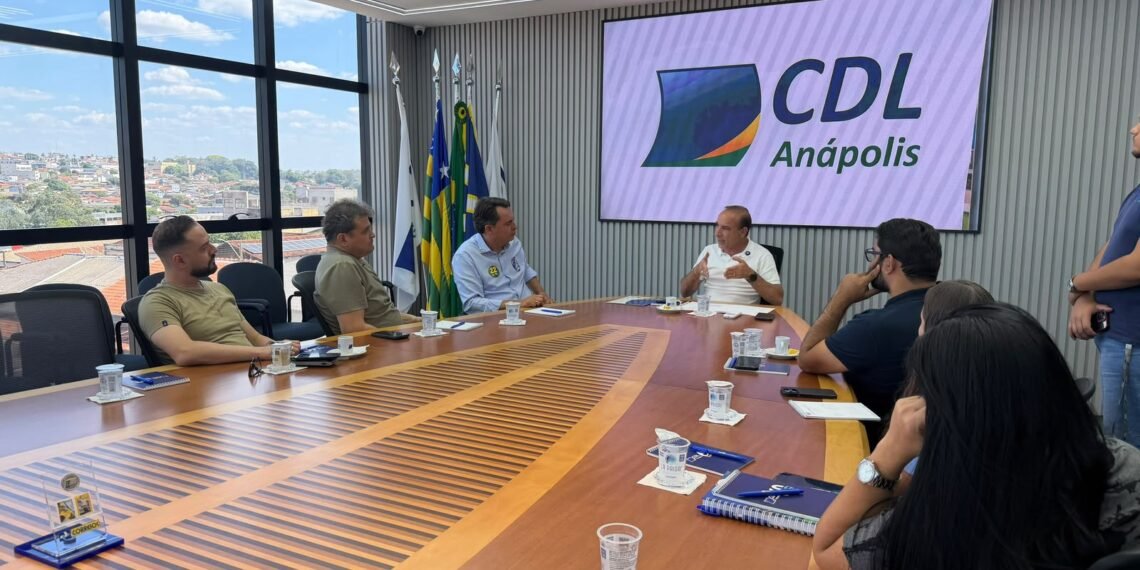 Jean Carlos defende desburocratização, revitalização do Centro e apoio ao comércio durante sabatina da CDL