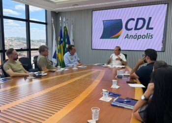 Jean Carlos defende desburocratização, revitalização do Centro e apoio ao comércio durante sabatina da CDL