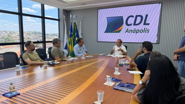 Jean Carlos defende desburocratização, revitalização do Centro e apoio ao comércio durante sabatina da CDL