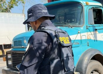 Acidentes com caminhões crescem em Goiás e PRF faz alerta no Dia do Caminhoneiro