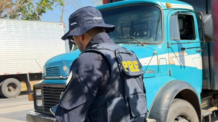 Acidentes com caminhões crescem em Goiás e PRF faz alerta no Dia do Caminhoneiro