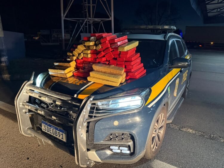 PRF encontra 80 kg de maconha escondidos em veículo transportado por caminhão-cegonha na BR-153