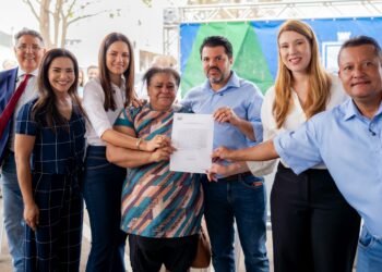 Após espera de mais de 30 anos, 250 famílias do Novo Paraíso recebem títulos de posse em Anápolis