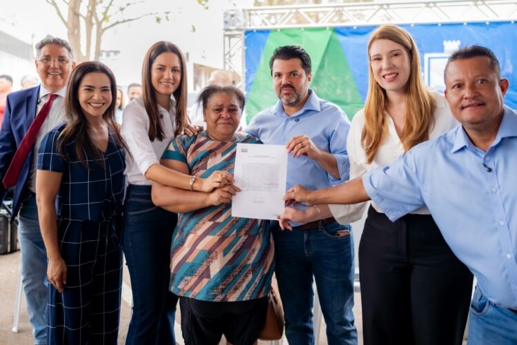 Após espera de mais de 30 anos, 250 famílias do Novo Paraíso recebem títulos de posse em Anápolis