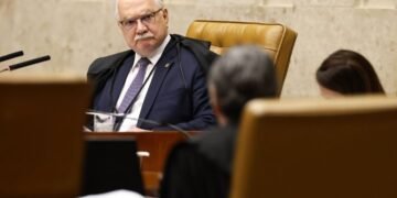Fachin tira caso Moraes-Vorcaro de Mendonça e manda paralisar investigações do Master e INSS