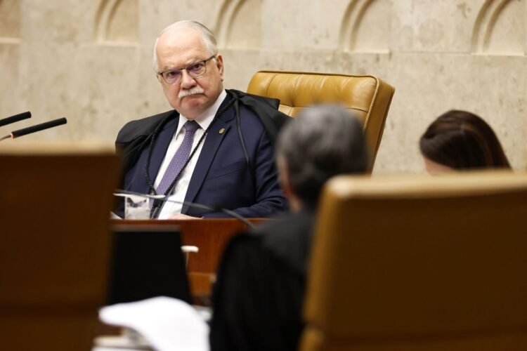 Fachin tira caso Moraes-Vorcaro de Mendonça e manda paralisar investigações do Master e INSS