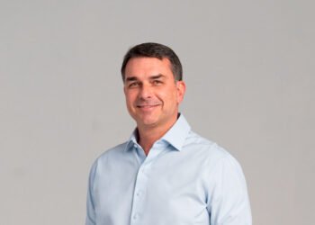 Flávio Bolsonaro chega a 49% e abre 15 pontos sobre Lula em Goiás, aponta Veritá
