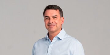 Flávio Bolsonaro chega a 49% e abre 15 pontos sobre Lula em Goiás, aponta Veritá
