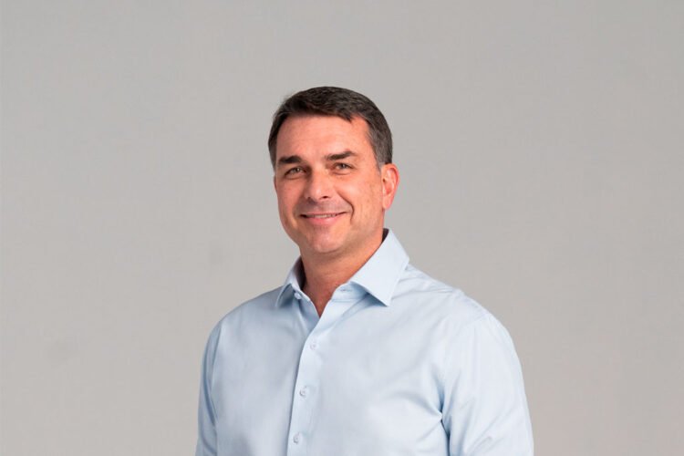 Flávio Bolsonaro chega a 49% e abre 15 pontos sobre Lula em Goiás, aponta Veritá