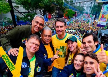 Flávio Bolsonaro apoia e pede voto para Gayer ao Senado em Goiás