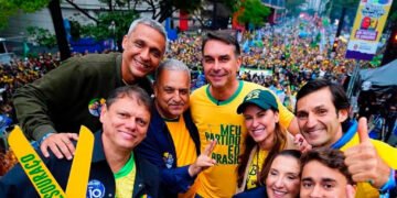 Flávio Bolsonaro apoia e pede voto para Gayer ao Senado em Goiás