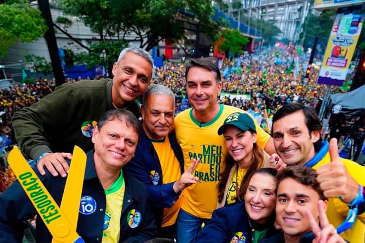 Flávio Bolsonaro apoia e pede voto para Gayer ao Senado em Goiás