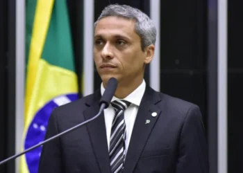 Gayer acusa governo Lula de preparar ação para anular eventual vitória de Flávio Bolsonaro