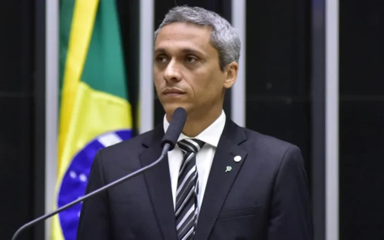 Gayer acusa governo Lula de preparar ação para anular eventual vitória de Flávio Bolsonaro