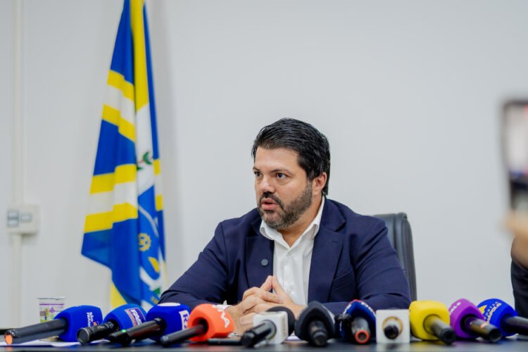Márcio Corrêa assina progressões verticais de professores e destaca valorização da categoria em Anápolis