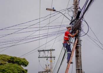 Empresas se unem ao trabalho da Prefeitura na retirada e organização de fios em Anápolis; veja as mais atuantes