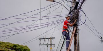 Empresas se unem ao trabalho da Prefeitura na retirada e organização de fios em Anápolis; veja as mais atuantes