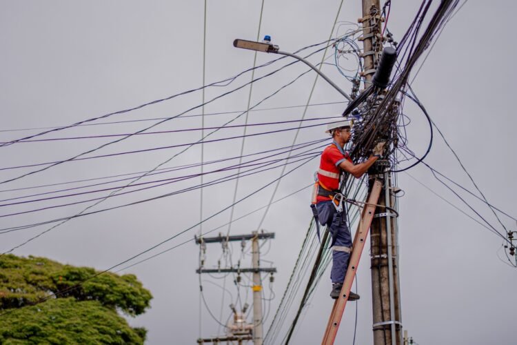 Empresas se unem ao trabalho da Prefeitura na retirada e organização de fios em Anápolis; veja as mais atuantes