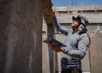 Estruturas metálicas e de concreto da Escola Municipal Rodof Mikel estão 90% concluídas
